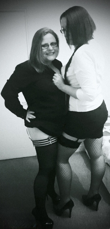 Amateur chick Sara Banks shares a lesbian kiss before showing her cunt