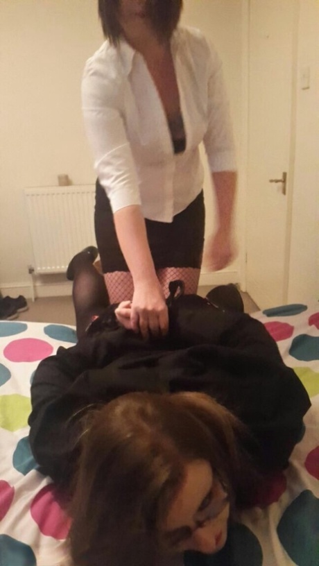 Amateur chick Sara Banks shares a lesbian kiss before showing her cunt