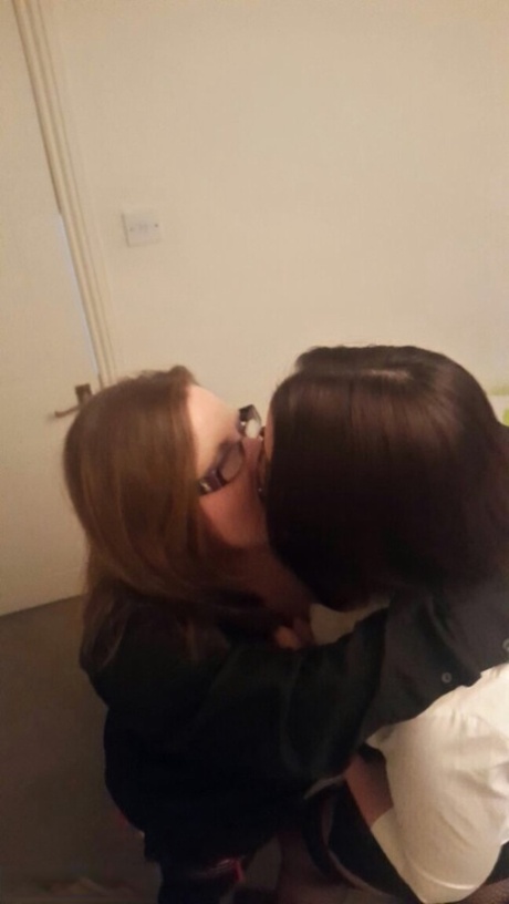 Amateur chick Sara Banks shares a lesbian kiss before showing her cunt