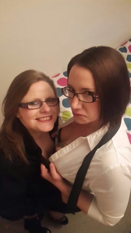Amateur chick Sara Banks shares a lesbian kiss before showing her cunt