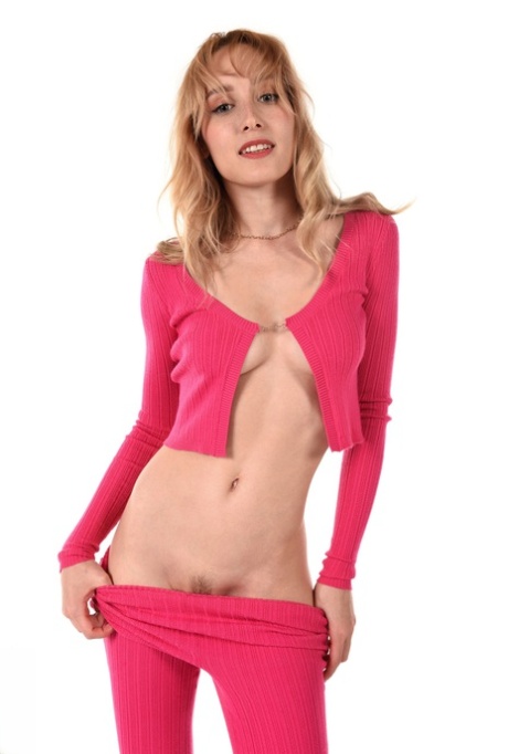 Sexy MILF Kelly Collins does away with pink clothing before toying her pussy
