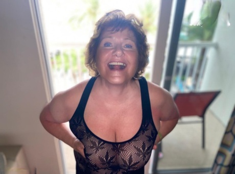 Mature plumper Busty Bliss pleasures a couple of cocks at the same time