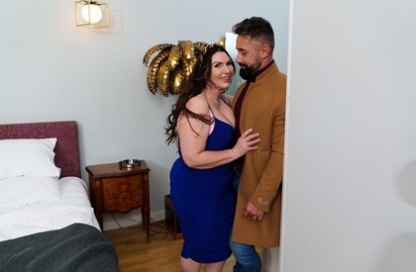 Middle-aged BBW Josephine James receives an open mouth cumshot after a fuck