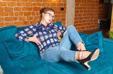 Older amateur plays with her snatch after stripping to her heels and glasses