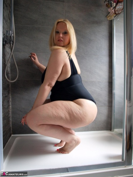 British fatty Sindy Bust oils up while getting butt naked in a shower