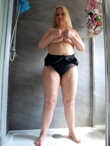 British fatty Sindy Bust oils up while getting butt naked in a shower
