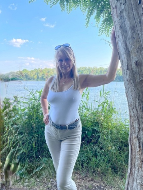 Middle-aged blonde Sweet Susi finger spreads her pussy during outdoor action