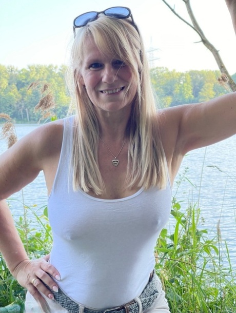 Middle-aged blonde Sweet Susi finger spreads her pussy during outdoor action