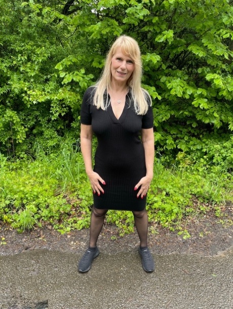 Middle-aged blonde Sweet Susi finger spreads her pussy during outdoor action