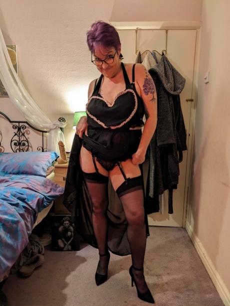 Older plumper Layla Bird masturbates with a dildo during solo play
