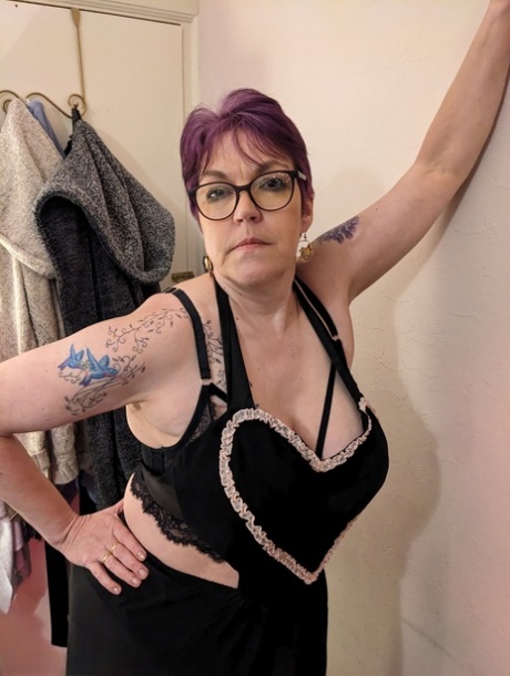 Older plumper Layla Bird masturbates with a dildo during solo play