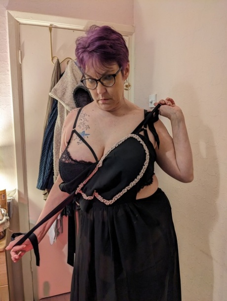 Older plumper Layla Bird masturbates with a dildo during solo play