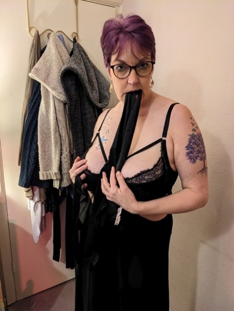 Older plumper Layla Bird masturbates with a dildo during solo play