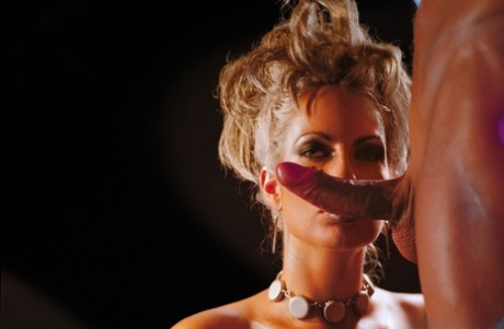 Hot club performer Sophie Evans dances naked and fucks on stage for cumshot