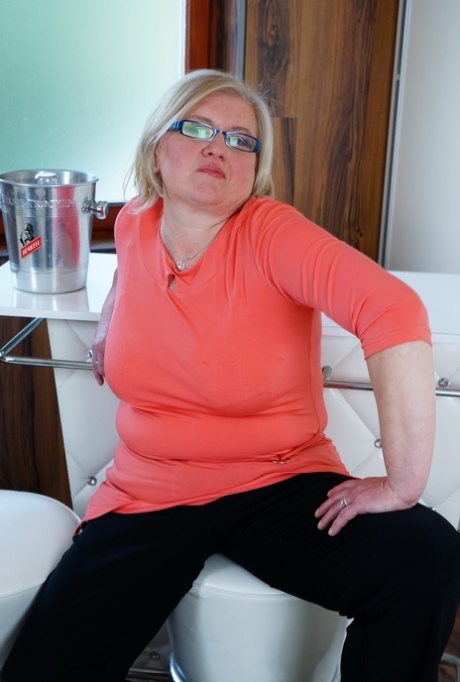 Mature housewife on the heavy side keeps her glasses on while stripping naked