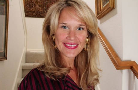 Mature blondie Katherine Jackson is spreading her fantastic legs