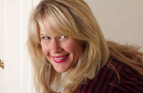 Mature blondie Katherine Jackson is spreading her fantastic legs