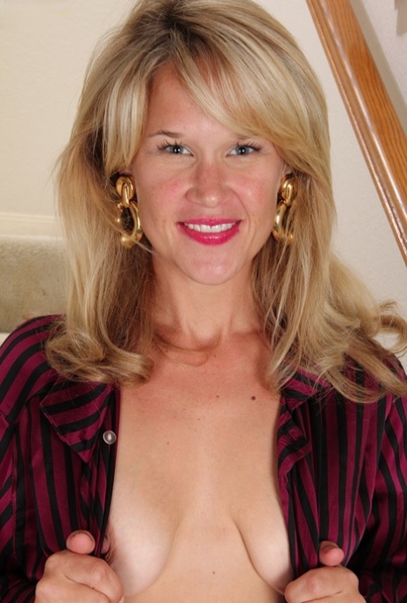 Mature blondie Katherine Jackson is spreading her fantastic legs