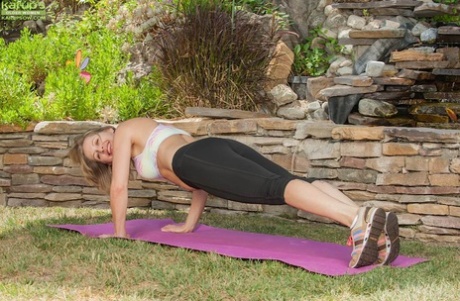 Mature slut Melissa Rose is doing some hot exercises outdoor