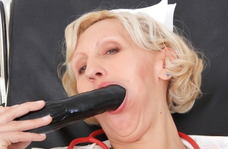Sexy MILF with a tight pussy Sava spreading her great ass