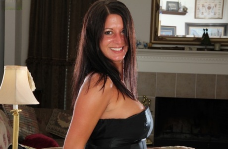 Mature babe Veronica Jones shows off her sweet ass and pussy
