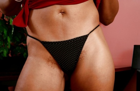 Dark-skinned Donni is touching her lovely sexy pussy on the cam