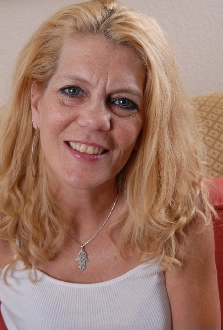Slutty mature blonde Lori shows us her pretty young-looking body