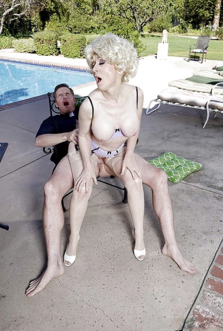 Older pornstar Nina Hartley having her vagina ate out beside pool