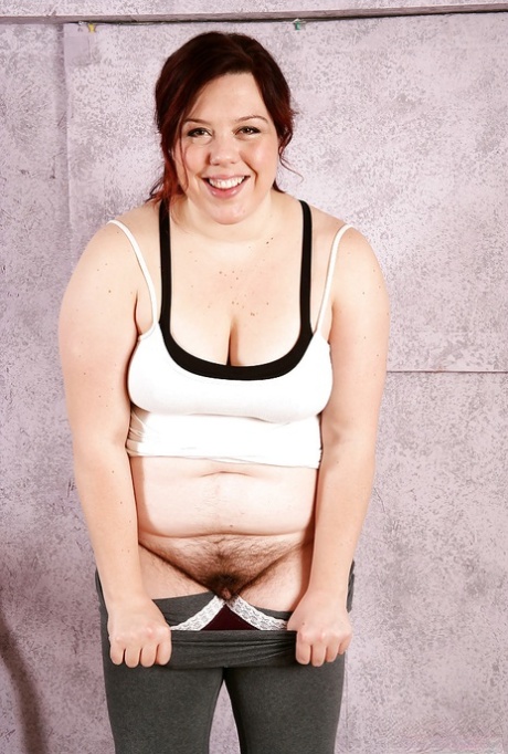 Mature fatty with big boobs freeing hairy cunt from yoga pants