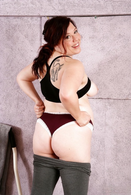 Mature fatty with big boobs freeing hairy cunt from yoga pants