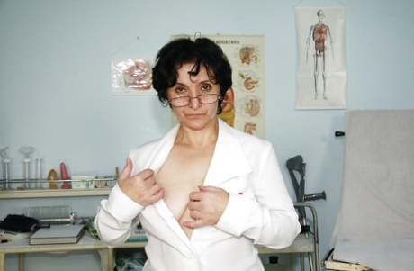 Kinky mature nurse stretching her twat with her fingers and toying it
