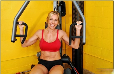 Busty mom with sporty body Kelly Estelle flaunting nude in the gym