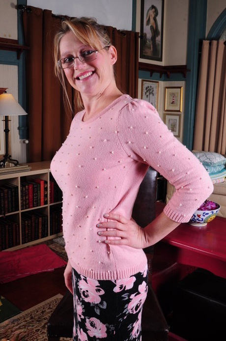 Amateur wife Missy doffs her clothes and plays with her warm snatch