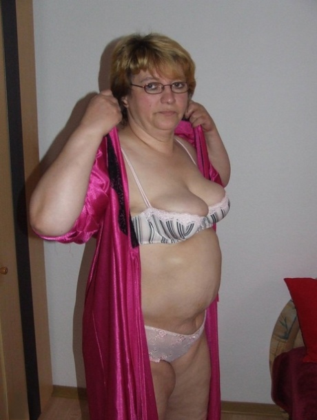 Amateur BBW Sophie colors her huge tits and spreads her fat pussy