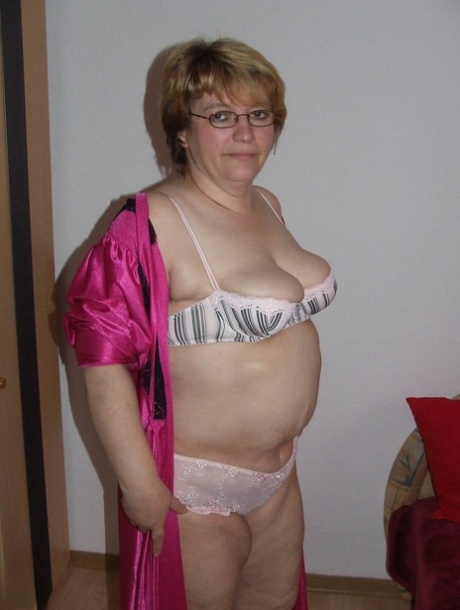 Amateur BBW Sophie colors her huge tits and spreads her fat pussy