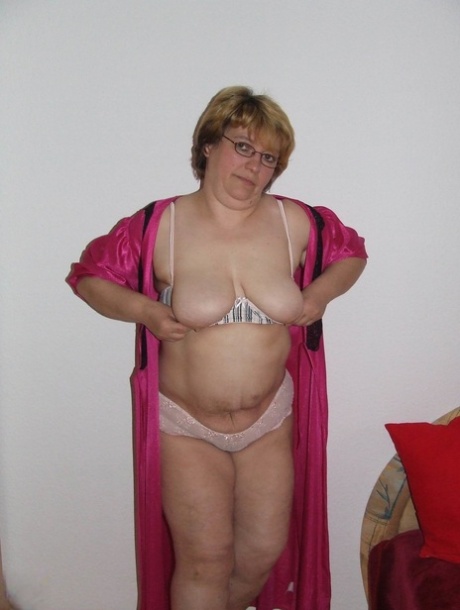 Amateur BBW Sophie colors her huge tits and spreads her fat pussy