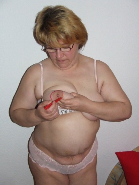 Amateur BBW Sophie colors her huge tits and spreads her fat pussy