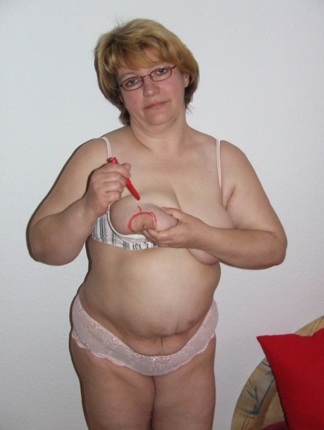 Amateur BBW Sophie colors her huge tits and spreads her fat pussy