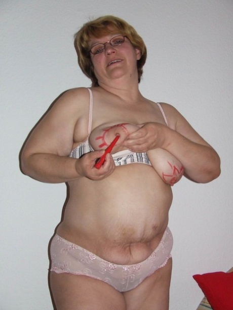 Amateur BBW Sophie colors her huge tits and spreads her fat pussy
