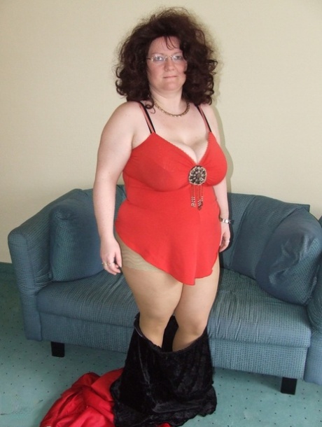 Fat mature amateur Jasmina exposes her huge juggs and poses naked