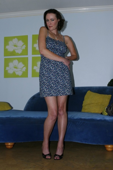 Hot mom Veronica Snow takes off her dress & shows her hot body naked