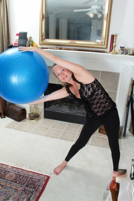 Fit American granny gets naked after putting down her medicine ball