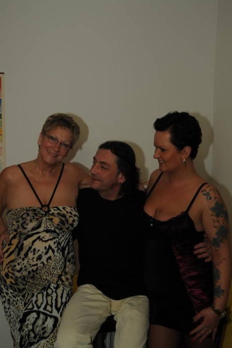 Mature German amateurs with natural big tits enjoy kitchen FFM threesome