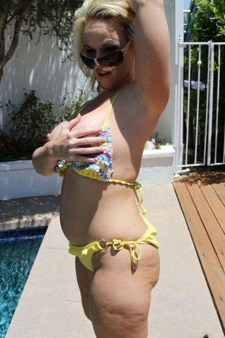 Chubby American hottie Dee Siren reveals her amazing curves on a sunny day