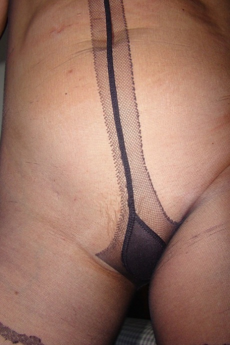 Happy alluring mature Deide Jones rips pantyhose to reveal butterfly pussy