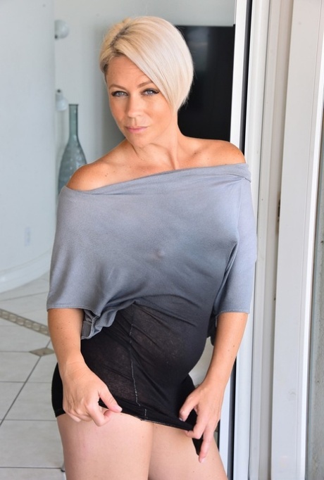 Attractive MILF Helena shows off her phenomenal booty and delicious pussy