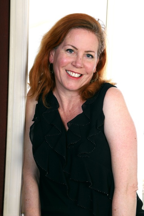 Chubby mature redhead Caitlin Moore spreads & rubs her pink twat on the floor