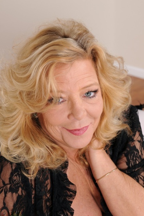Chubby mature lady Karen Summer teasing with her big boobs & round booty