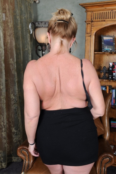 Hot MILF in black lingerie & heels Summer Sands unveils her tasty pierced muff