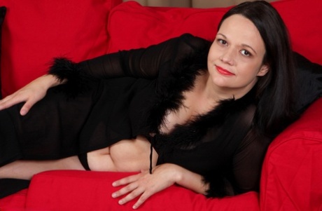 Fat mature with grand boobs Rea White reveals her cunt on a red couch